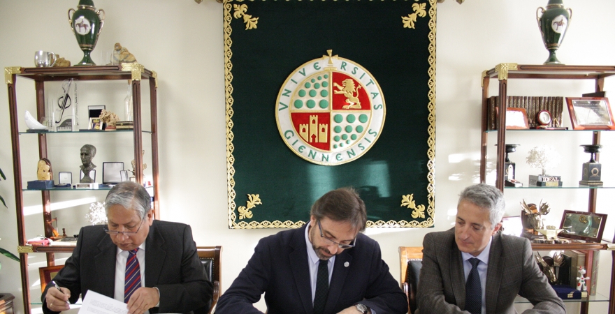 Josué Pariona, Juan Gómez y Gerardo Ruiz Rico, durante la firma del convenio.