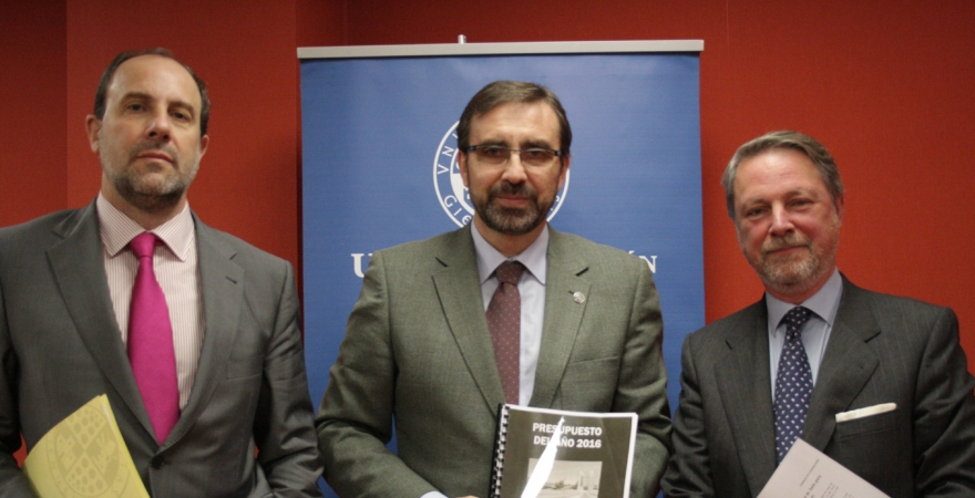 Nicolás Ruiz, Juan Gómez y Francisco Vañó, tras la rueda de prensa de los Presupuestos de la UJA 2016