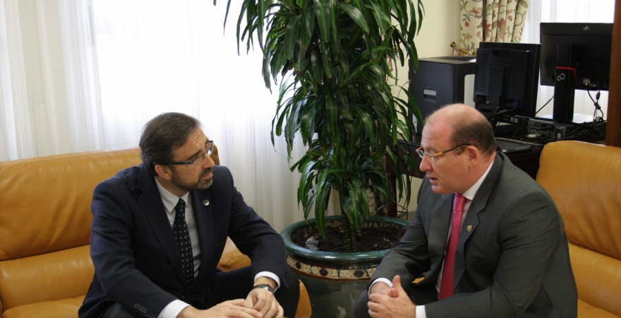 El Rector de la UJA conversa con el alcalde de Jaén.