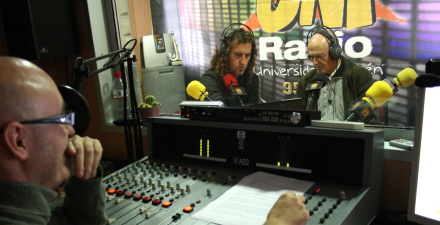 Julio Ángel Olivares, durante una entrevistas en los estudios de UniRadio Jaén.