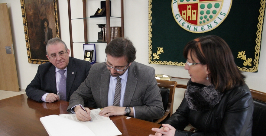 Juan Gómez, junto a Antonio Bueno e Isabel Sánchez durante la firma del convenio.