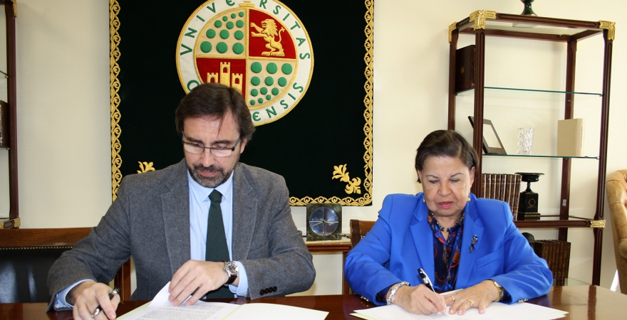 El Rector de la UJA y la Rectora de la Universidad de Boyacá, durante la firma del convenio.