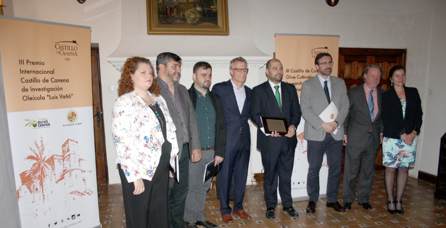 Los investigadores premiados, junto con autoridades académicas y los propietarios de Castillo de Canena