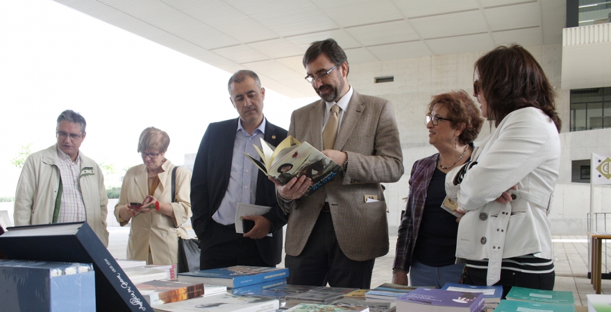Inauguración de la Feria del Libro de la UJA en el campus de Linares.
