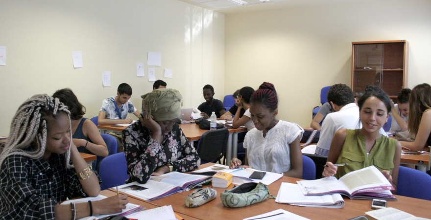 Estudiantes de la Universidad Paris Est-Creteil (Francia), durante una de sus clases