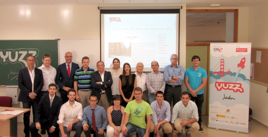 Foto de familia con el jurado y los participantes del programa YUZZ Universidad de Jaén