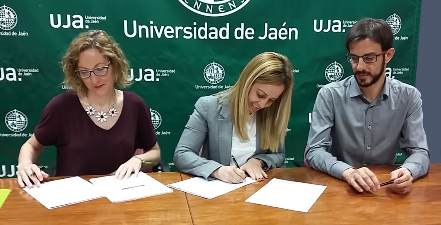 Elena Lara, Eva Mª Murgado y Carlos Rísquez, durante la firma del acuerdo.