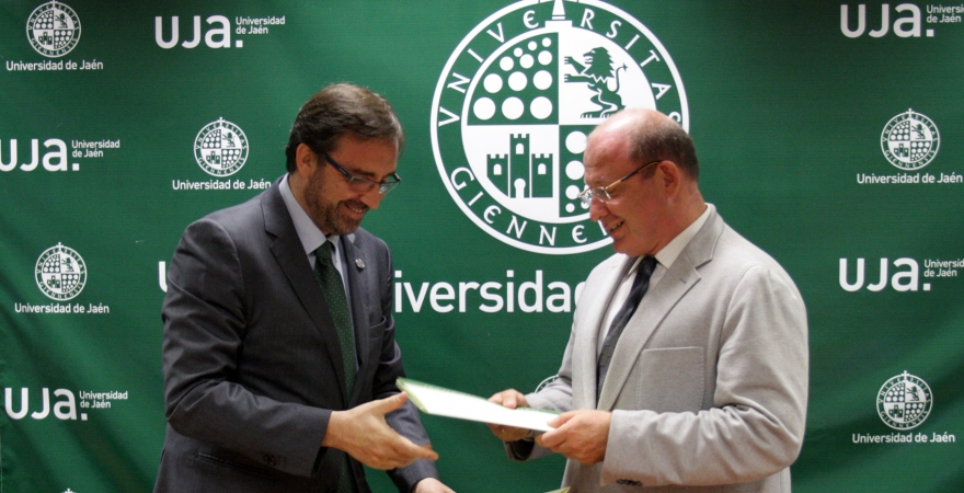 El Rector de la UJA y el alcalde de Jaén, tras la firma del convenio.