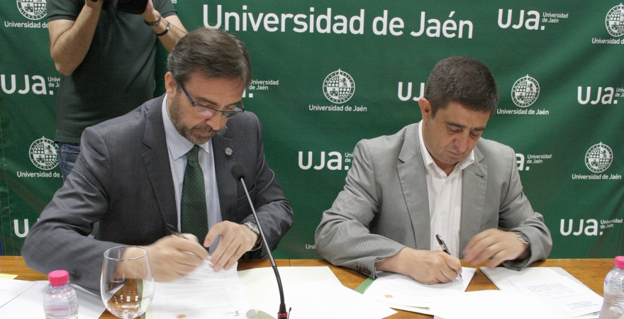 Juan Gómez y Francisco Reyes, durante la firma del convenio.