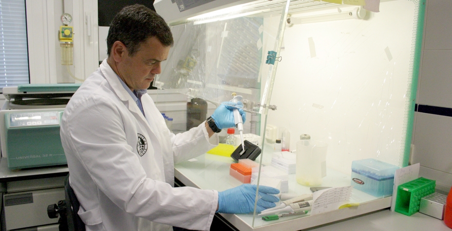 Antonio Caruz, en su laboratorio.