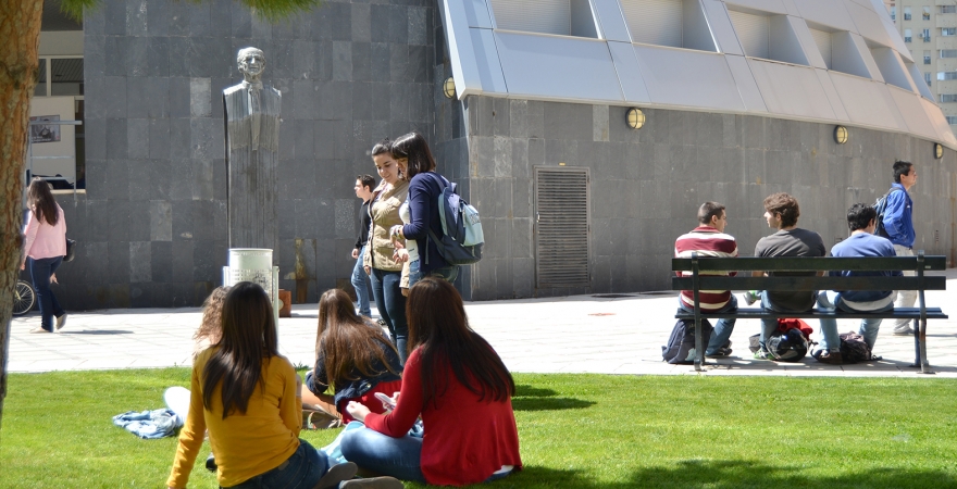 Estudiantes en el Campus de Las Lagunillas.