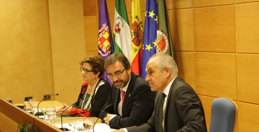 Antonio Caño, acompañado por el Rector de la UJA y la Vicerrectora de Proyección de la Cultura