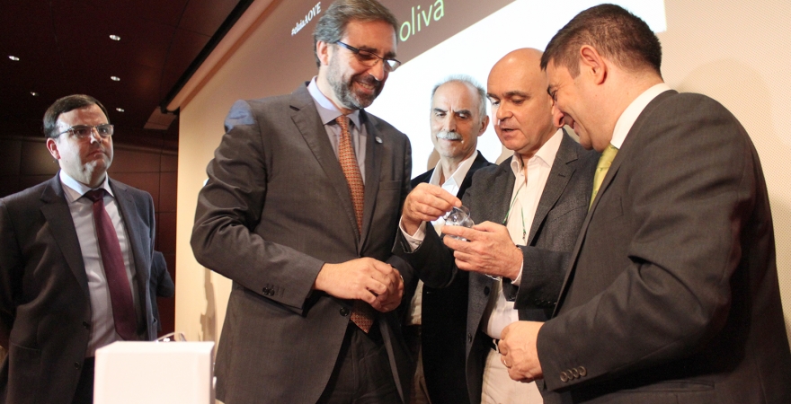 Juan Gómez, José Juan Gaforio y Francisco Reyes, con los nuevos productos para la cata.