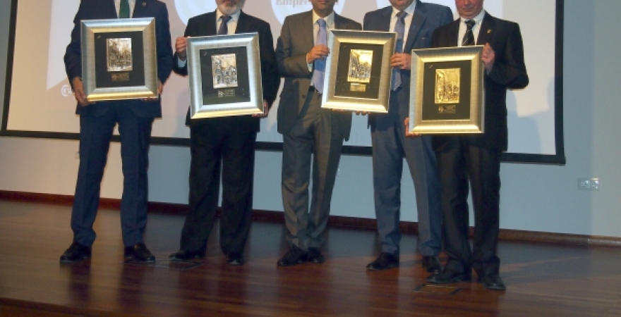Juan Ramón Lanzas, a la izquierda con el galardón, junto al resto de premiados.