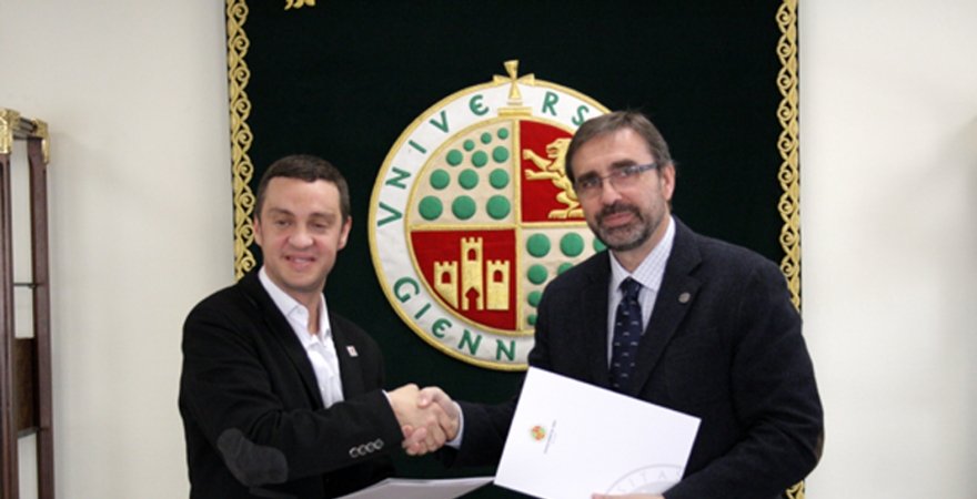 El alcalde de Huelma y el Rector de la Universidad de Jaén, tras la firma del convenio, para la realización de las jornadas.