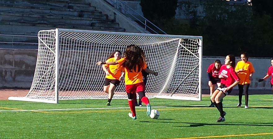 Partido de fútbol 7 femenino disputado en el campo de la UJA.