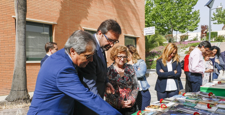 José Márquez, Juan Gómez y Mª Dolores Rincón, en la inauguración. Foto: Edu Vilchez.