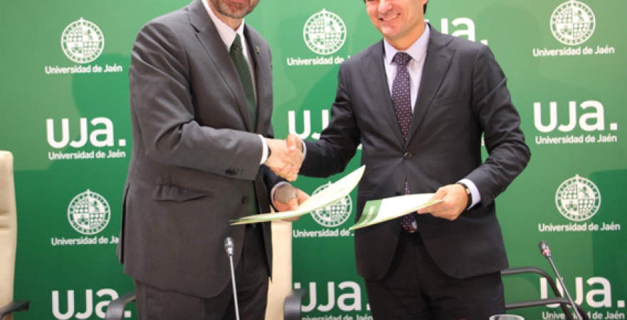 Juan Gómez y José Agustín González, tras la firma del convenio. Foto: Eduardo Vílchez