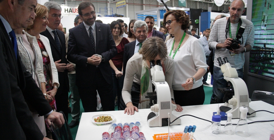 La ministra de Agricultura, Isabel García Tejerina, durante su visita el taller de Microbiología del stand de la UJA.
