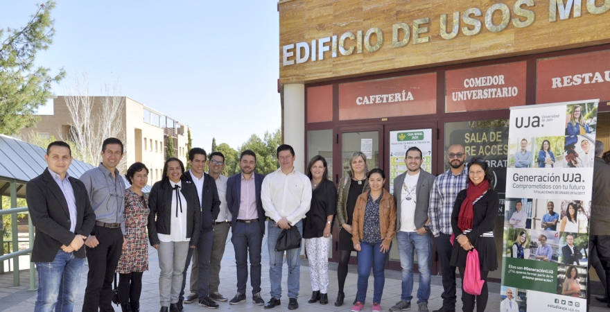 Foto de familia de representantes institucionales de la UJA, con alumnado del programa de doctorado. Foto: Celia Martínez.