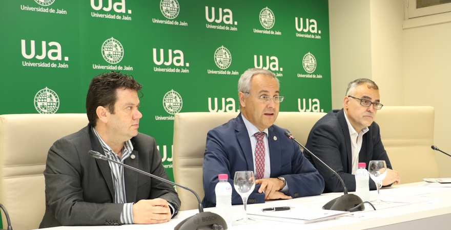Raúl Mata, Juan Ramón Lanzas y José Moyano, en la presentación del informe.