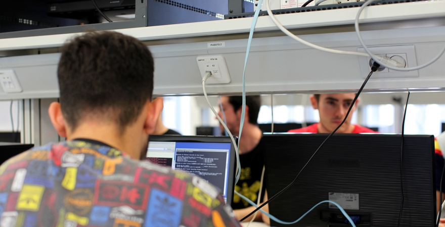 Estudiantes, en un laboratorio de Informática de la UJA.