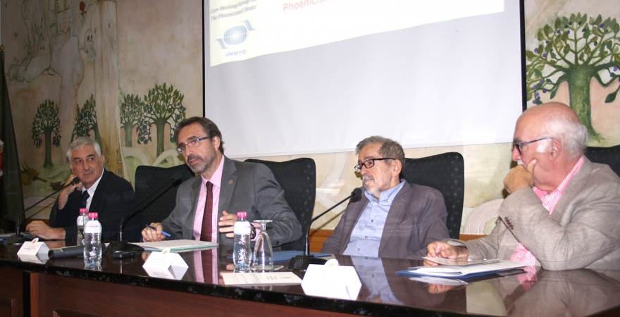 El Rector Juan Gómez, durante su intervención junto a Antonio Barone, Giovanni Brizzi y Arturo Ruiz.