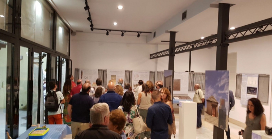 Asistentes a la exposición en el Colegio Oficial de Arquitectos de Jaén