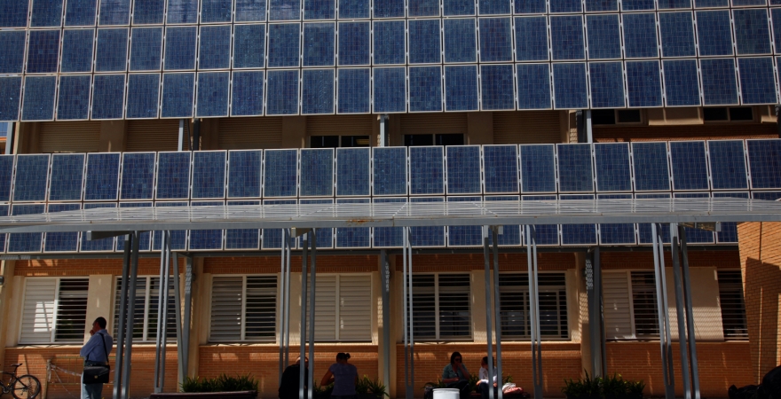 Paneles fotovoltaicos en el edificio B 5 del Campus Las Lagunillas
