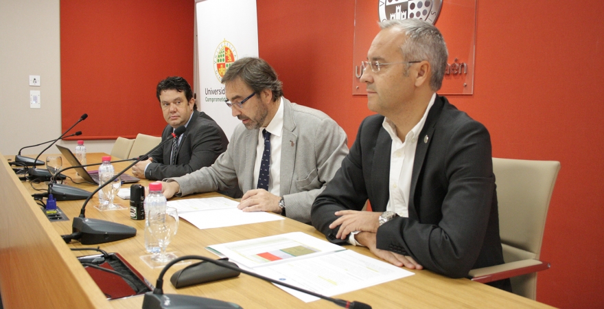 Juan Ramón Lanzas, Juan Gómez y Raúl Mata, en la presentación del informe.