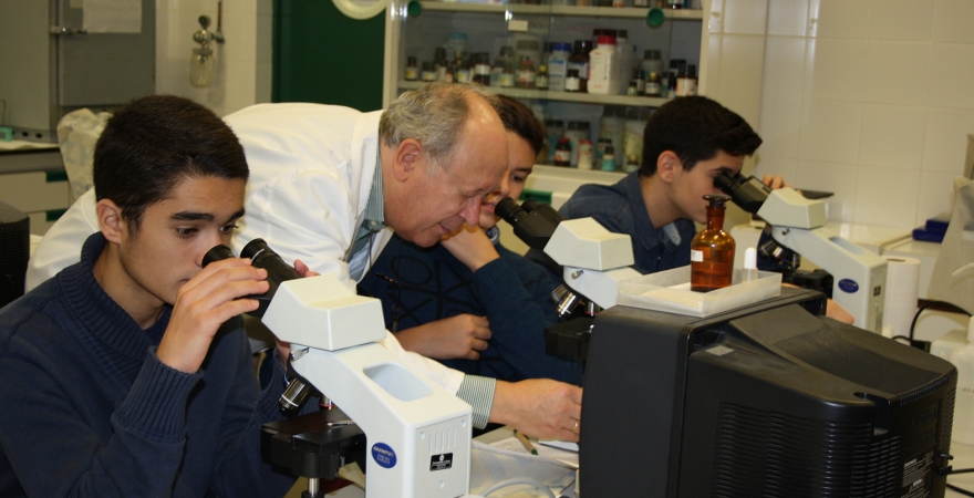 El investigador J.Ángel Pedrosa explica el funcionamiento del microscopio.