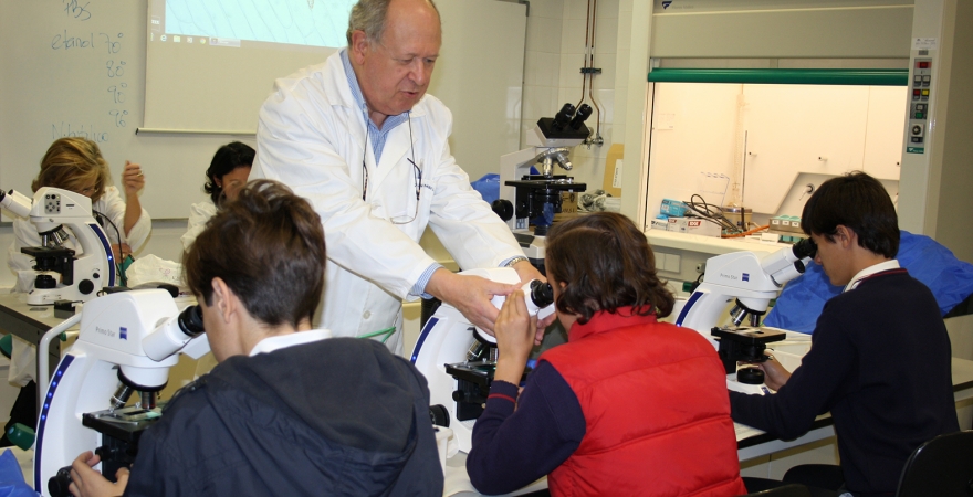 El investigador Juan Ángel Pedrosa instruye a los asistentes en el uso del microscopio. 