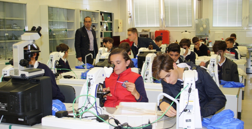 Alumnado participante en el taller de introducción a la microscopía. 