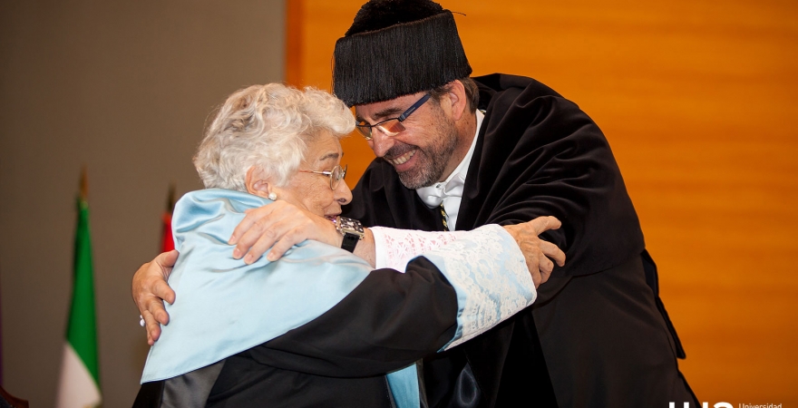 El Rector de la UJA abraza a Luisa López Grigero, en el momento de la toma de atributos. Foto: Sitoh Ortega