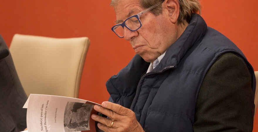 José María Balcells ojea un ejemplar de su libro. Foto: Fernando Mármol