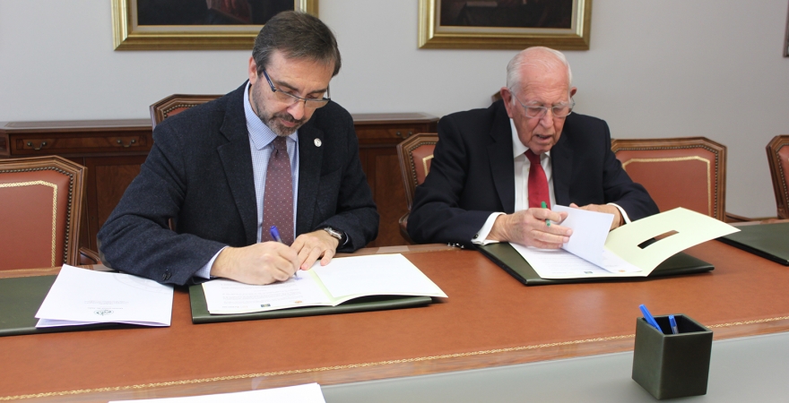 Juan Gómez y José Luis García-Lomas, en la firma del convenio.