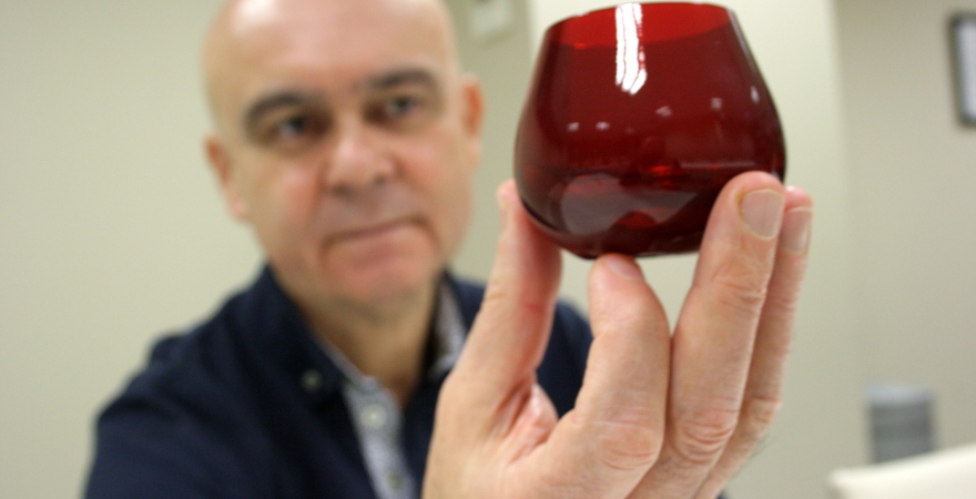 El investigador José Juan Gaforio sostiene el vaso.