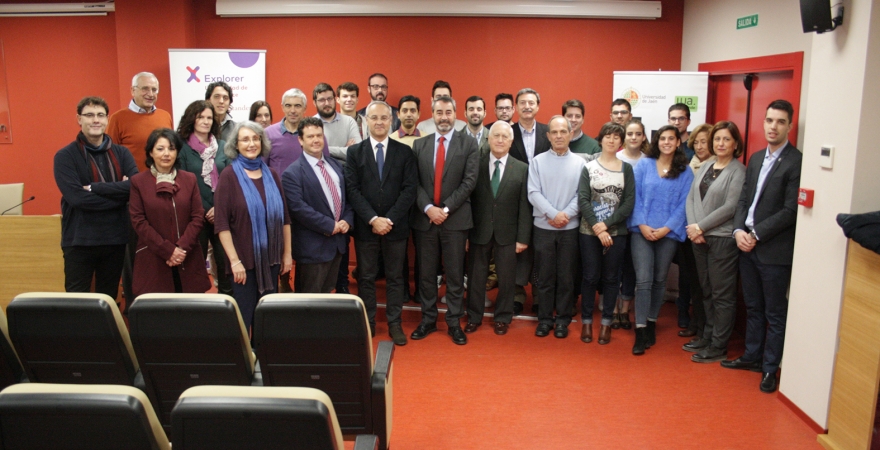 Foto de familia de representantes institucionales y participantes en el programa.