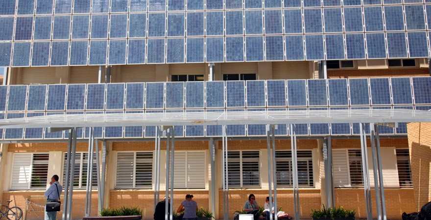 Placas fotovoltaicas, en el Edificio B5 del Campus Las Lagunillas.