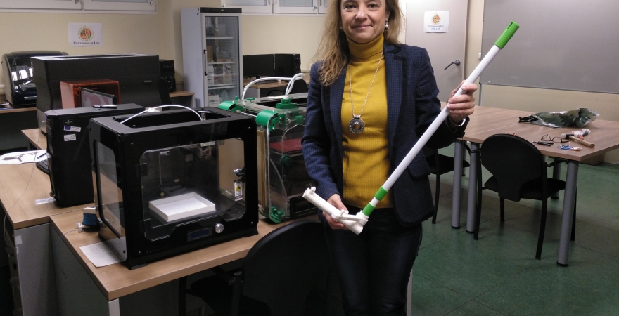 Cristina Martín Doñate, investigadora de la UJA y coautora de la patente, muestra el calzador de calcetines. 