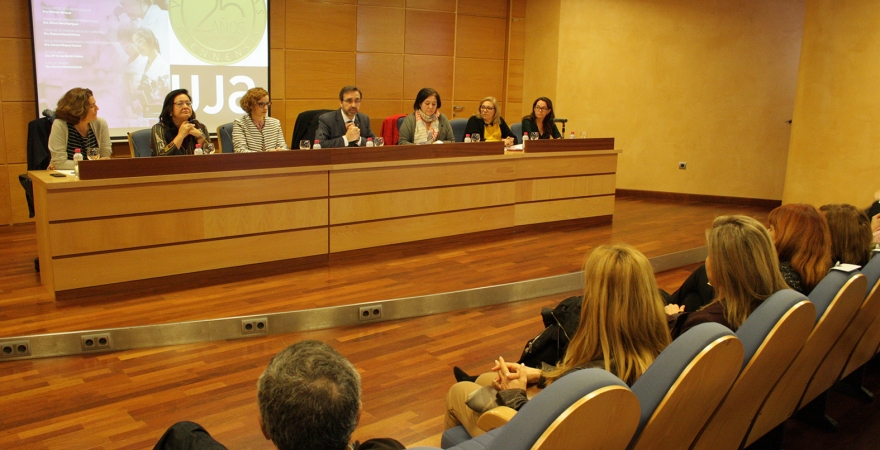 El Rector introduce la mesa redonda, acompañado de las seis investigadoras participantes. 