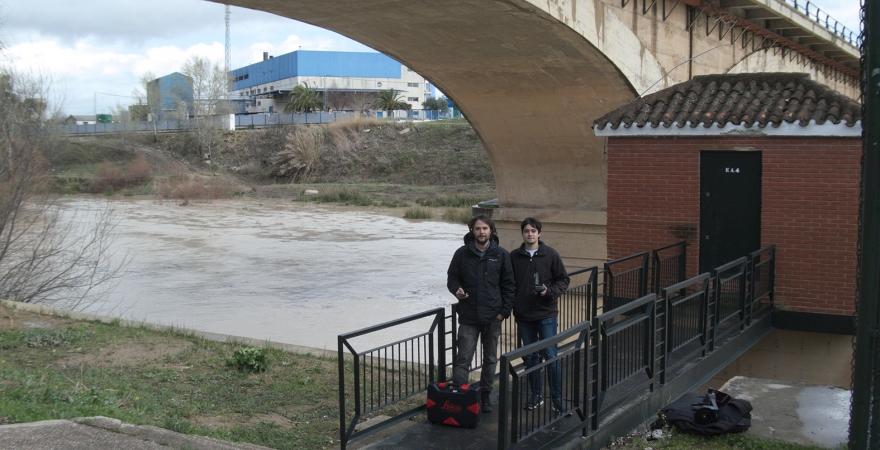 Los investigadores Patricio Bohórquez y José David del Moral, en una de sus salidas de campo en el cauce del río.