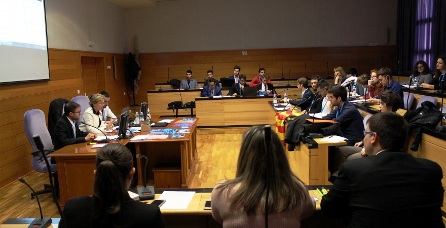 Momento del debate, en la Sala de Juntas del edificio D1. Foto: Álvaro Santiago
