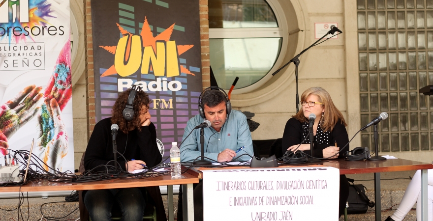 Programa emitido por UniRadio Jaén desde los soportales del B4. Foto: Álvaro Santiago.