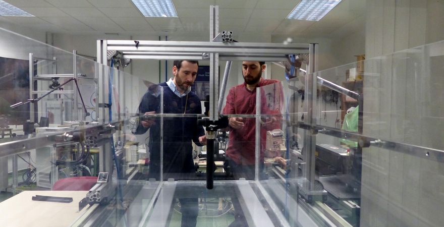 José Ignacio Jiménez (izquierda) y Manuel Lorite realizan pruebas en su laboratorio.