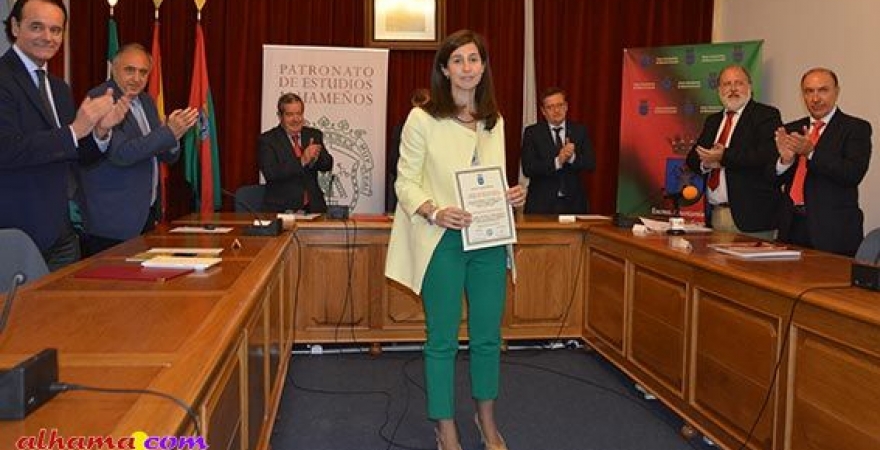 Trinidad Vázquez, tras recoger el premio. Autor: Patronato de Estudios Alhameños