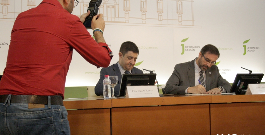El presidente de la Diputación Provincial de Jaén y el Rector de la UJa, durante la firma del protocolo.