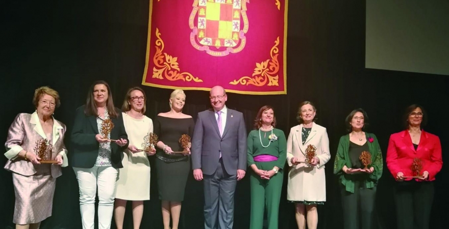 Premiadas, sobre el escenario del Teatro Infanta Leonor. Foto: Viva Jaén.
