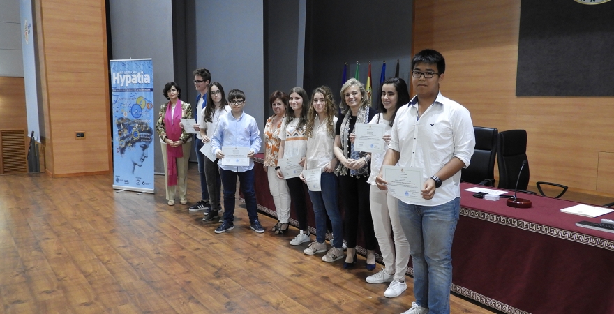 Alumnado ganador del concurso, junto a responsables institucionales de la UJA.