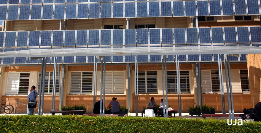 Placas fotovoltaicas, en el Edificio B5 del Campus Las Lagunillas.